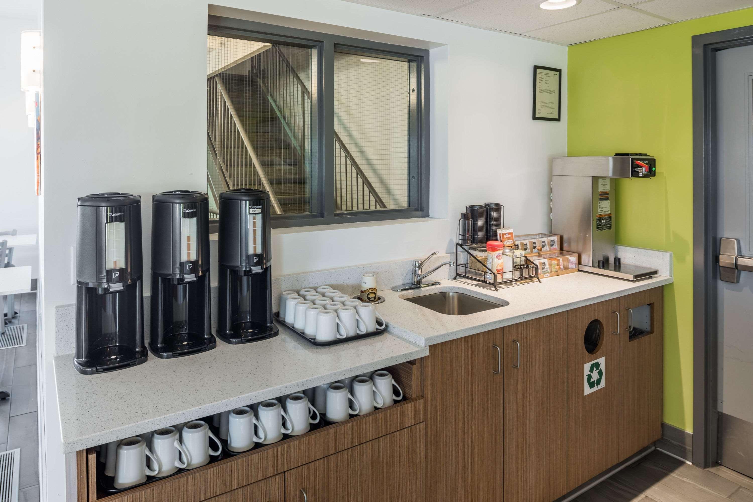 Super 8 By Wyndham Winnipeg West Luaran gambar