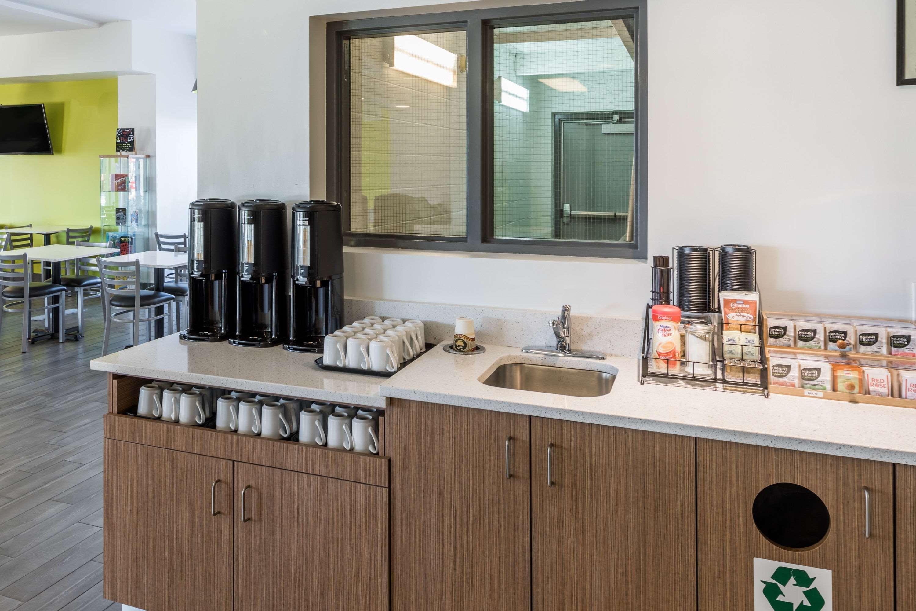 Super 8 By Wyndham Winnipeg West Luaran gambar